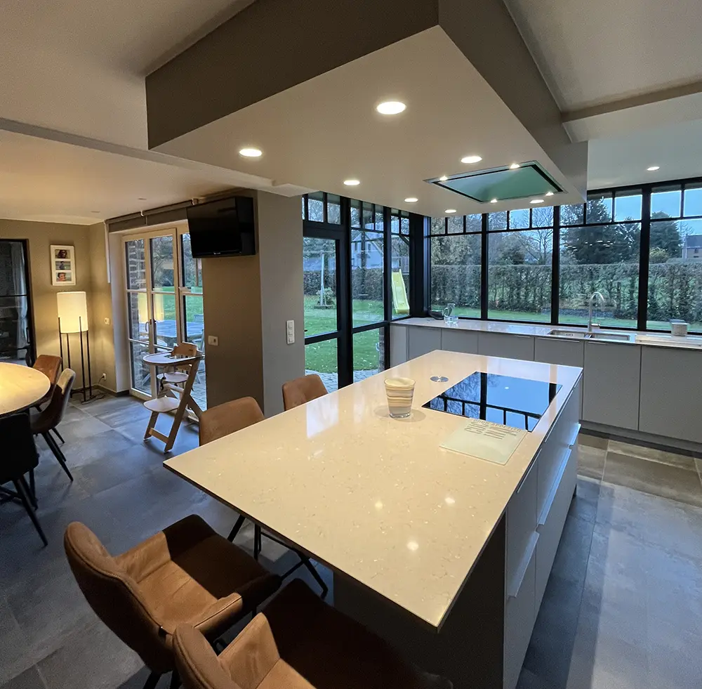 cuisine blanc table éclairée